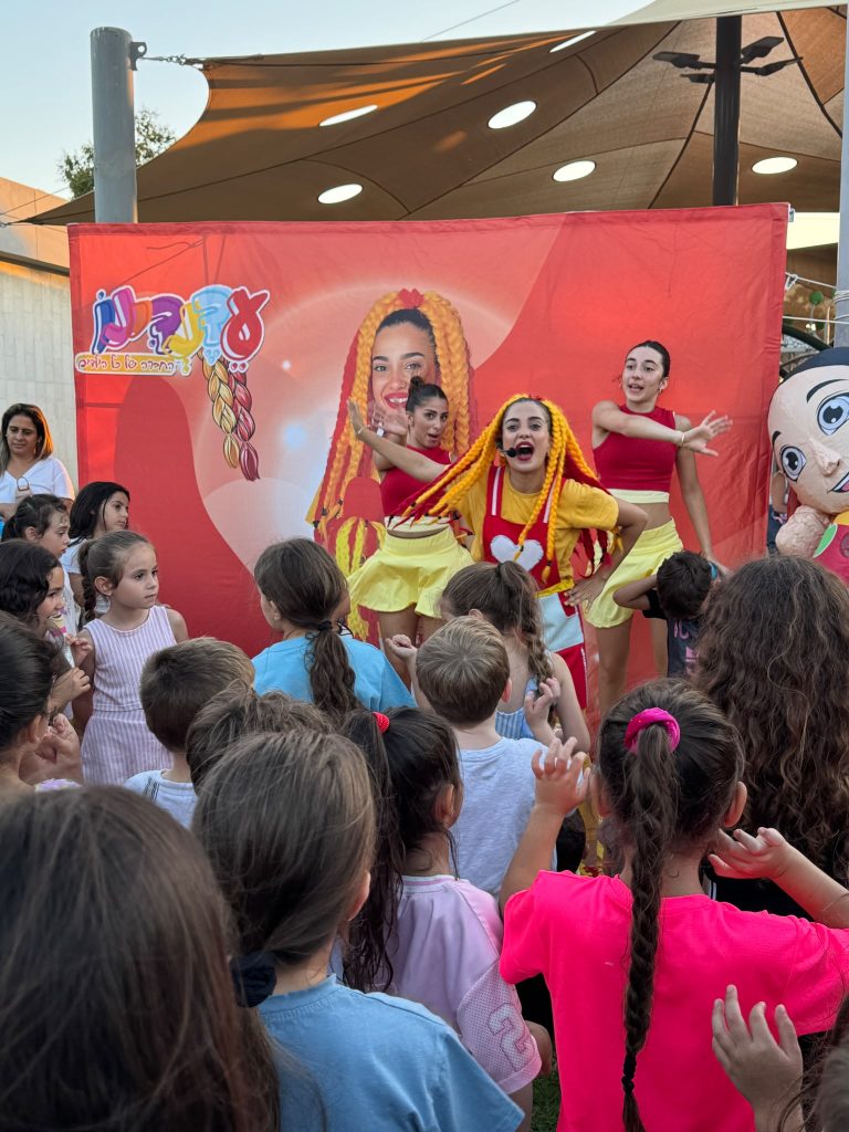 עדנדינו מופיעה מול ילדים באירוע